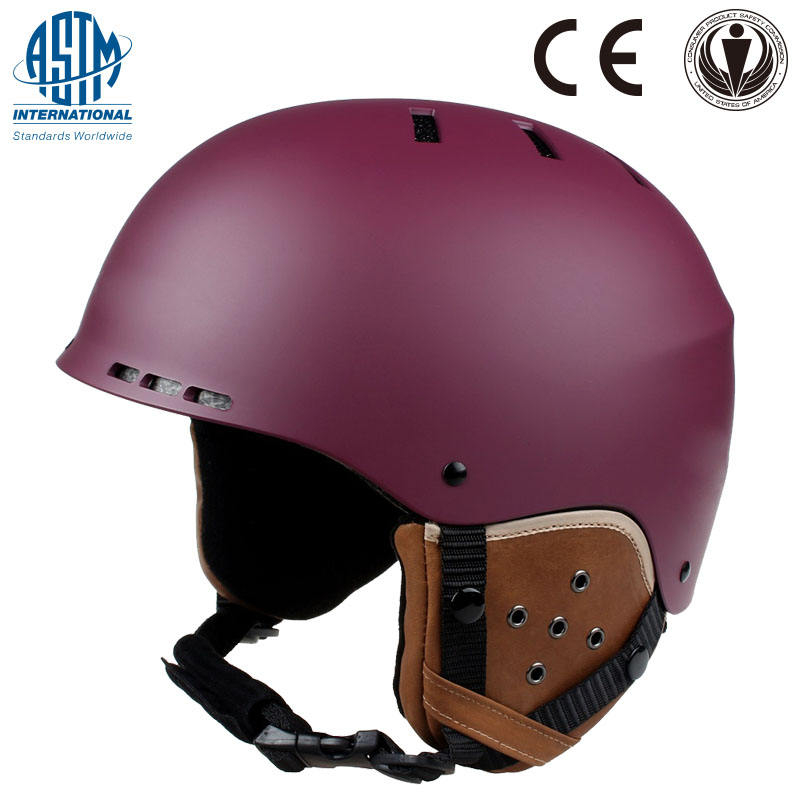 mit Schutz-Skihelm, Schlittschuhhelm, Skihelm