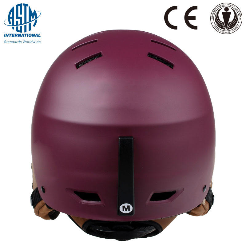 mit Schutz-Skihelm, Schlittschuhhelm, Skihelm