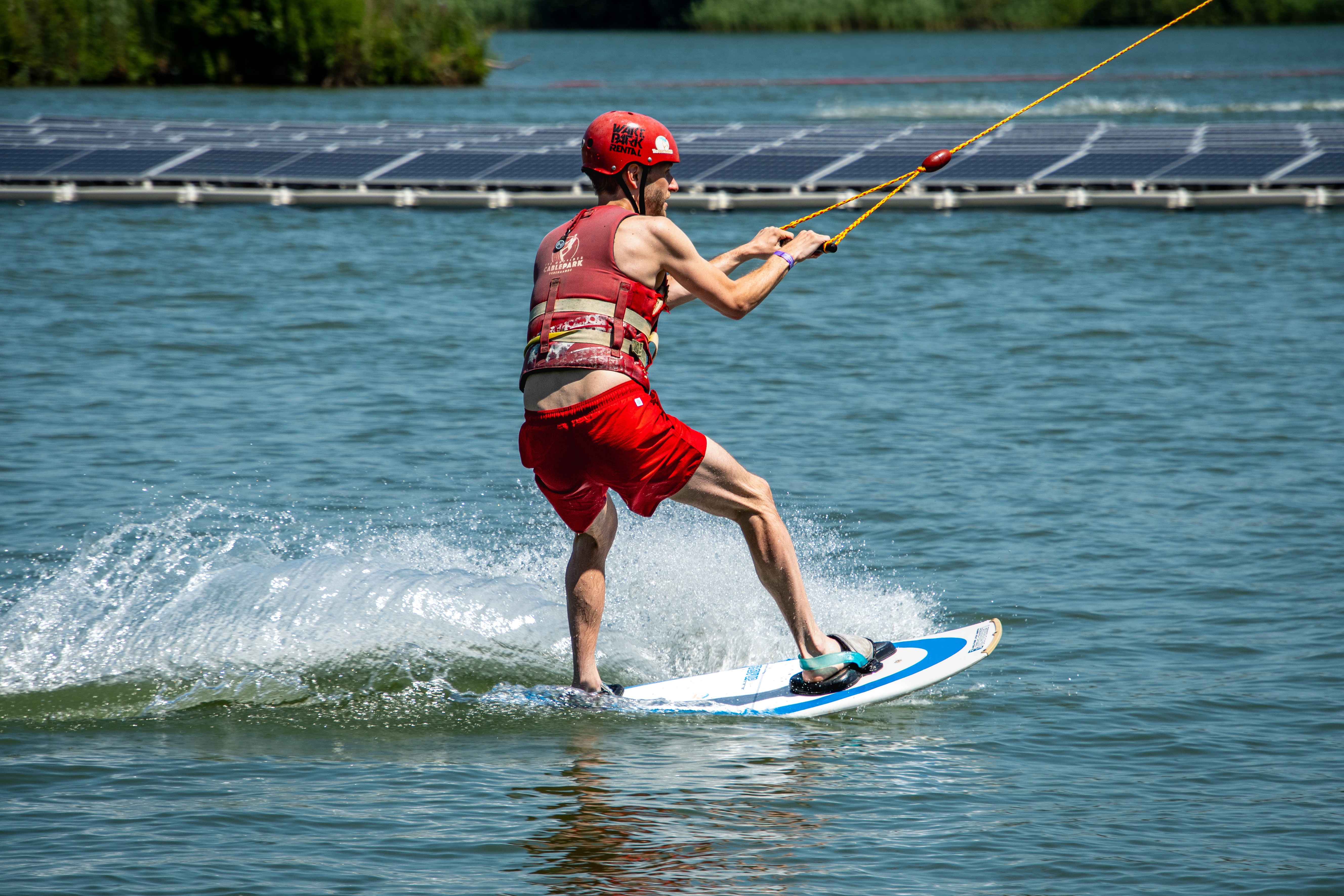 Auswahl eines Wakeboard-Helms: Weich- oder Hartschale